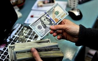 Курс доллара немного снизился в Казахстане