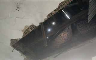 В Усть-Каменогорске рухнул потолок старого жилого общежития