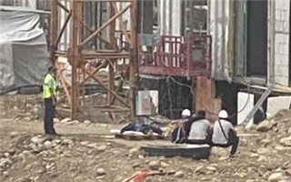 Работник упал со стройки в Алматы и погиб