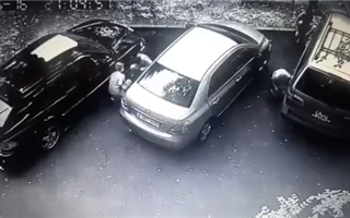 "Потом будут убивать звёзд из-за зеркал" - алматинцы отреагировали на видео, где дети воруют колпачки с колёс