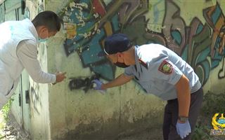 350 граффити-надписей с наркорекламой уничтожили волонтеры и полицейские Алматы