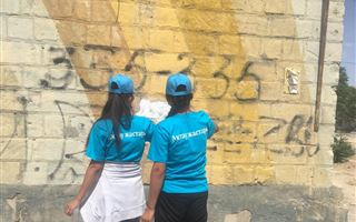 Полицейские и волонтёры Актау уничтожили 20 граффити с рекламой наркомагазинов
