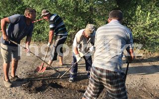 Сельчане не стали ждать помощи от властей и сами ремонтируют дороги в ЗКО