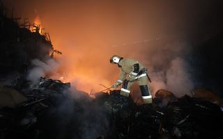 Более 80 пожарных тушили склады в Алматы