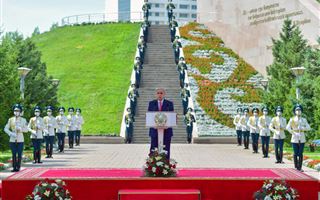 Президент принял участие в церемонии поднятия флага в честь дня столицы