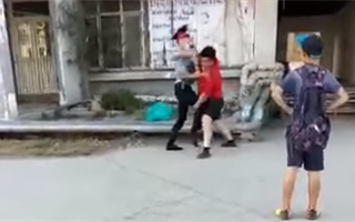 Казахстанцы распространяют видео, на котором парень избил полицейского