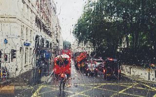 В Лондоне сильный дождь затопил улицы