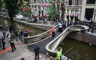 В Амстердаме открыли напечатанный на 3D-принтере стальной мост