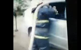 В Актобе мужчина заперся в своем автомобиле и угрожал самосожжением