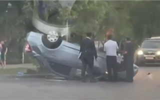 В Алматы на дороге перевернулся автомобиль - видео