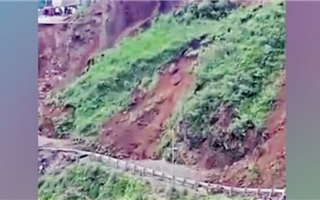 В Индии из-за оползня обвалилась часть горы вместе с дорогой