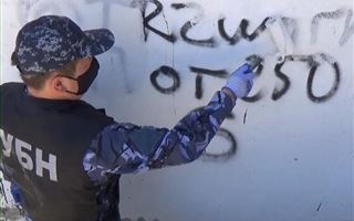 В Турксибском районе Алматы закрасили более 160 граффити с рекламой наркотиков