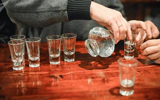 В Уральске двое мужчин насмерть отравились алкоголем