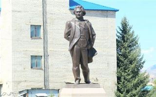 Памятник Мукагали Макатаеву за 62 миллиона тенге вызвал споры в обществе