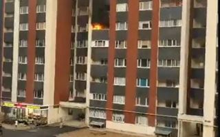 В Алматы загорелся балкон в девятиэтажном доме