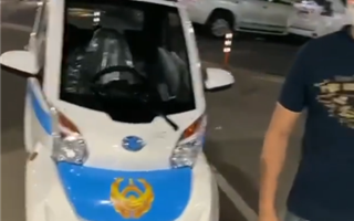 Казахстанцев насмешил миниатюрный полицейский автомобиль