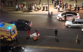 "Пешеходов давно пора наказывать" - жители столицы остро реагируют на то, что человека сбила машина 