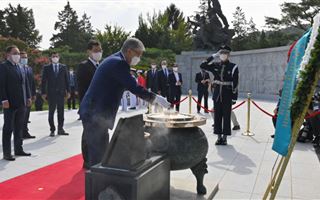 Президент Казахстана возложил венок к монументу павшим за Родину в Сеуле