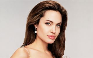 Анджелина Джоли поддержала афганцев, заведя аккаунт в Instagram