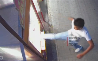 Дерзкое нападение на игровой автомат в Талдыкоргане попало на видео