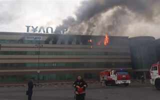 В столице загорелся торговый центр