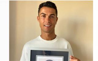 Лучший бомбардир в истории футбольных сборных Криштиану Роналду похвастался сертификатом Книги рекордов Гиннесса