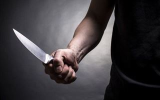 В Павлодаре мужчина с ножом кидался на прохожих