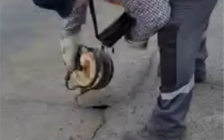 В Атырауской области чинили дорогу с помощью чайника