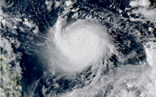 К берегам Тайваня и к Филиппинам приближается мощный тайфун "Чанту"