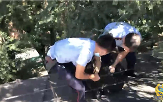 В Алматы полицейские спасли мужчину от самоубийства