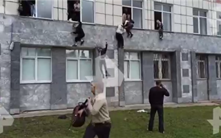 Пермские студенты выпрыгивают из окон, спасаясь от стрелка в университете - видео