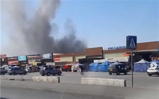 В Алматы снова горит барахолка - видео