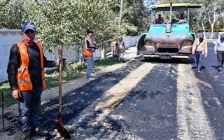 Аким Алматы проверил строительство дорог и сетей водоснабжения