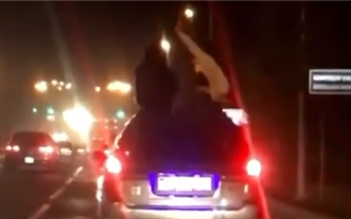  В Алматы накажут водителя, который катал девушек на крыше автомобиля