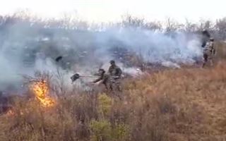 В Аксайском ущелье Алматинской области третий день тушат пожар