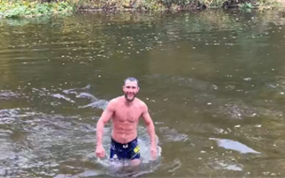 Сергей Морозов искупался в речке в октябре - видео