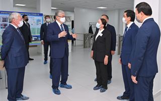 Президент Казахстана посетил завод по производству вакцины QazVac