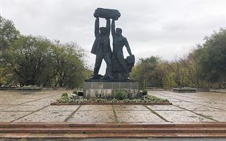 В Караганде просят остановить уничтожение исторической памяти о трудовой доблести шахтеров