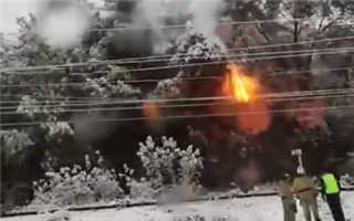 "Чтобы лёд убрать" - алматинцы обсуждают видео с горящими возле рощи Баума проводами