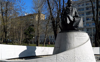 Казахстанец попросил полицейских защитить памятник Абаю в Москве 