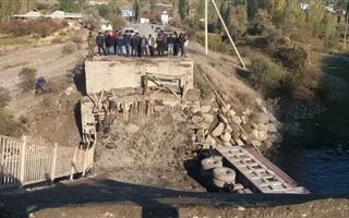 Мост с грузовиком рухнул в Кыргызстане