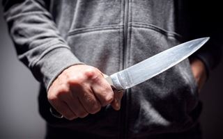 В Алматы грабитель напал на мужчину с ножом и отобрал 10 миллионов тенге