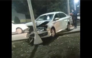 Неподалёку от вокзала "Алматы-1" автомобиль врезался в столб