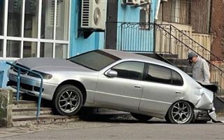 В Павлодаре в результате аварии автомобиль оказался на крыльце магазина