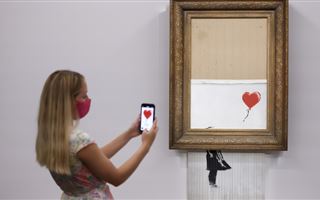Картина Бэнкси "Любовь в мусорном баке" ушла с молотка за $25,4 млн
