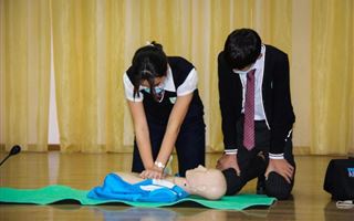 Школьников учат оказывать первую медицинскую помощь в Атырау