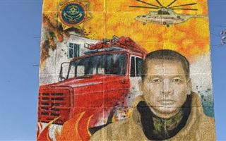 Изображение полковника, погибшего при взрывах близ Тараза, нанесли на здание в Кокшетау