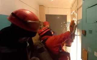 Семерых человек эвакуировали из пожара спасатели в Усть-Каменогорске