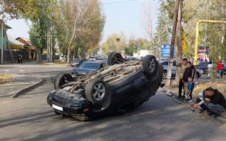 В Алматы перевернулся автомобиль с беременной девушкой