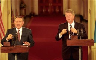 Назарбаев рассказал, как подарил ковер Биллу Клинтону